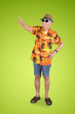 Kütüphanede dijital tablet ile Kıdemli adam