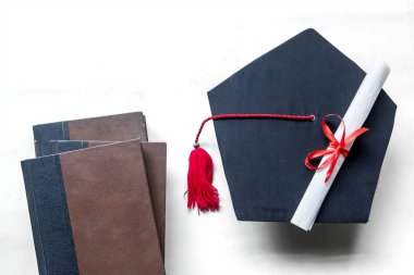 Mezuniyet şapkaları ve diplomalı ders kitapları