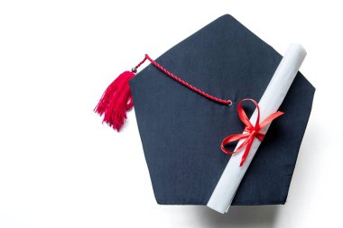 Mezuniyet şapkaları ve diplomaüst görünümü