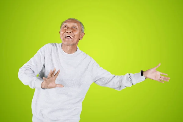 スタジオで踊る老人 — ストック写真