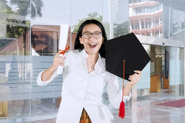 Ευτυχισμένη γυναίκα γιορτάζει την αποφοίτησή του — Φωτογραφία Αρχείου