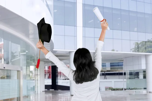 Visão traseira de uma mulher comemorando sua formatura — Fotografia de Stock