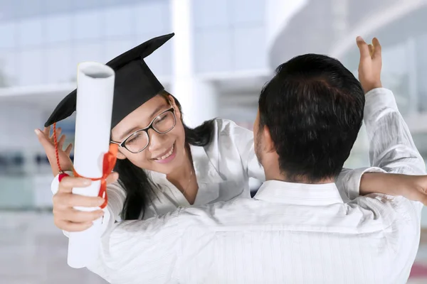 Femme étreint son petit ami au jour de la graduation — Photo