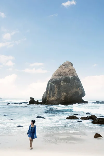 Mujer joven caminando en la playa de Papuma —  Fotos de Stock