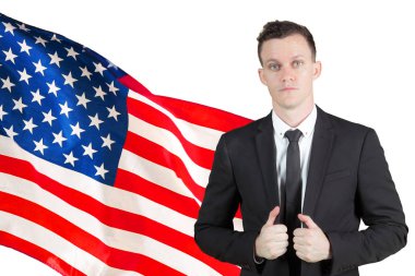 Beyaz işadamı Amerikan bayrağıyla ayakta duruyor