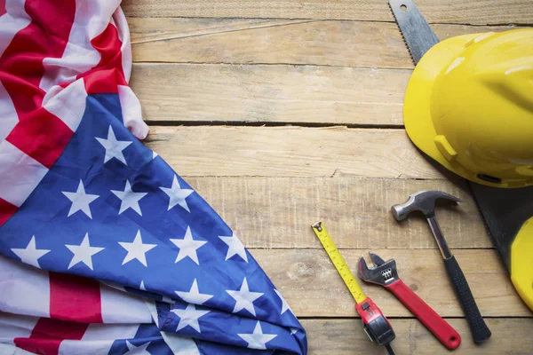 Amerikanska flaggan med byggverktyg på bordet — Stockfoto