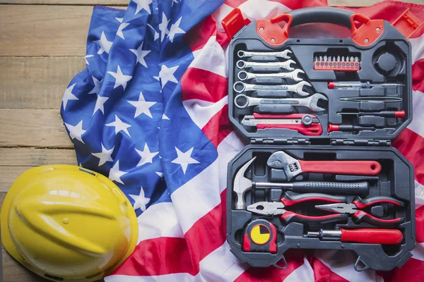 Bandeira americana com capacete e caixa de ferramentas na mesa — Fotografia de Stock