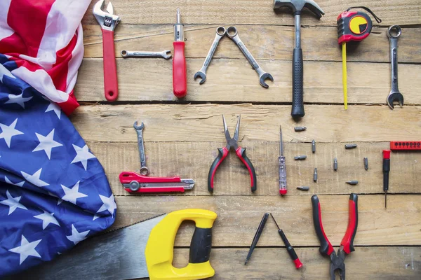 Bandeira americana com texto de Feliz Dia do Trabalhador na mesa — Fotografia de Stock