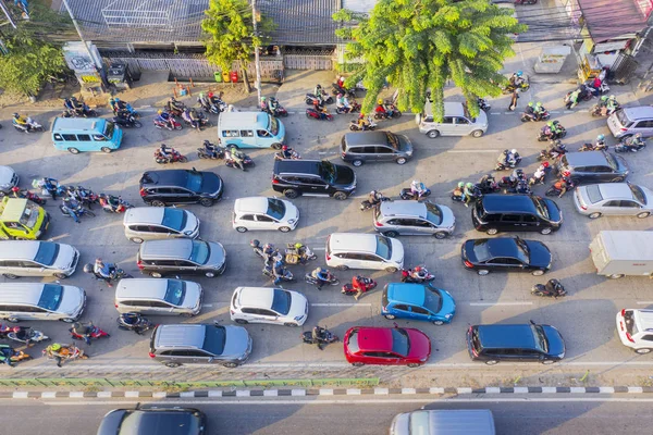 Autók és motorkerékpárok az úton a forgalmi dugó — Stock Fotó