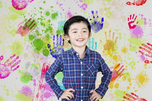 Menino bonito com impressões coloridas de mãos — Fotografia de Stock