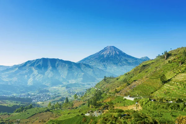 Dieng Plateau z Mount Sindoro tle — Zdjęcie stockowe