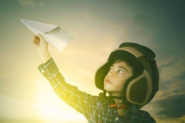 Pilot gündoğumu arka planda bir kağıt uçak oynuyor