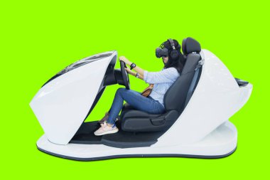 Genç kadın stüdyoda bir araba simülatörü sürüş