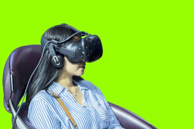 Genç kadın bir oyun oynamak için vr gözlük kullanarak