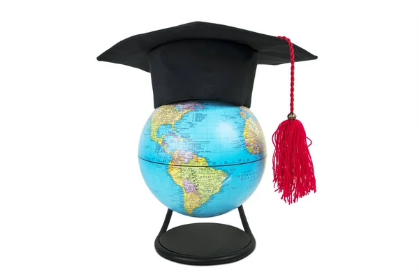 Globe met Graduation Cap in witte achtergrond — Stockfoto