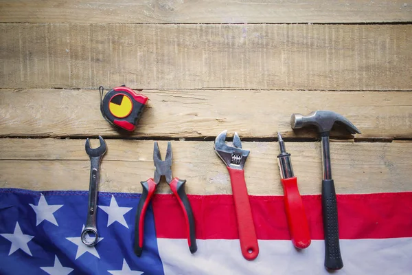 Ferramentas úteis com bandeira americana na mesa de madeira — Fotografia de Stock