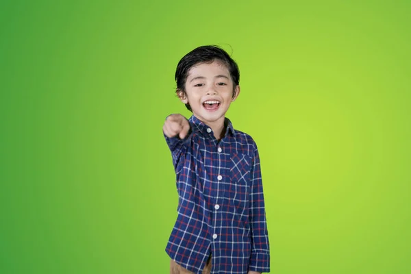 Lycklig liten pojke pekar och hånar någon — Stockfoto
