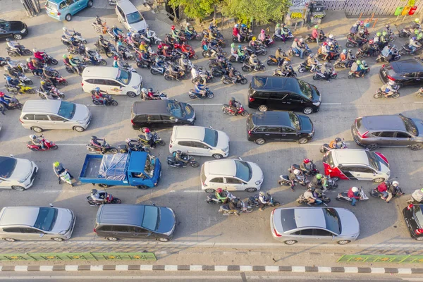 Hektikus forgalom zsúfolt autók és motorkerékpárok — Stock Fotó