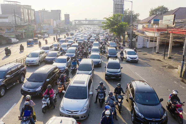 Tráfico agitado con vehículos atestados en la carretera — Foto de Stock