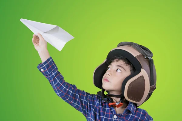 Küçük çocuk bir kağıt uçak oyun sırasında kask giyer — Stok fotoğraf