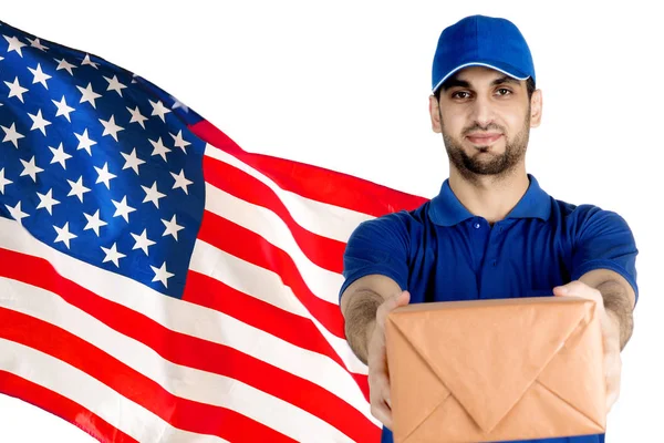 Manliga courier stående med en amerikansk flagga — Stockfoto