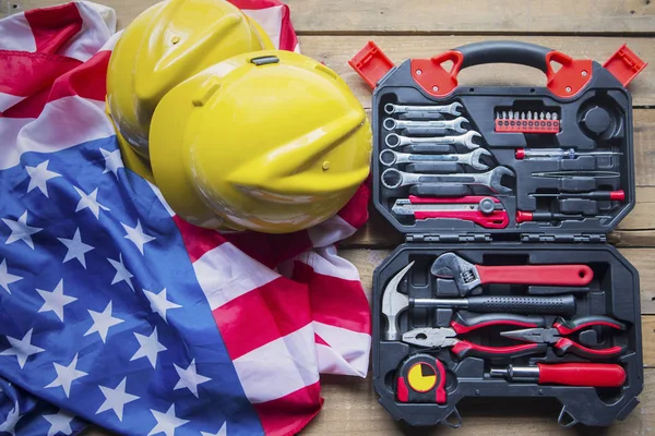 Caixa de ferramentas e dois capacetes com bandeira americana — Fotografia de Stock