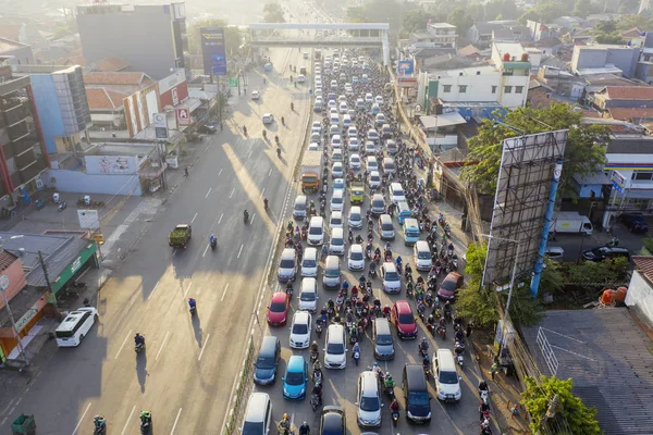 Yolda kalabalık araç ile trafik sıkışıklığı — Stok fotoğraf