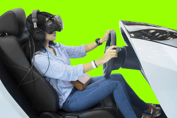 Mujer juega un juego de carreras con gafas VR —  Fotos de Stock