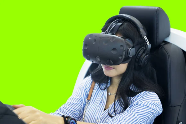 Mujer utiliza un VR gafas para jugar un juego de carreras —  Fotos de Stock