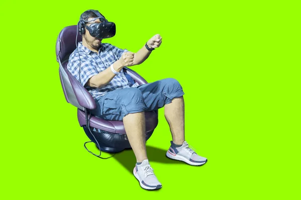 Νέος άνθρωπος παίζοντας ένα παιχνίδι αγώνων με ένα γυαλιά VR — Φωτογραφία Αρχείου