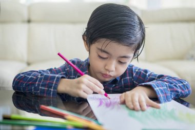 Çocuk kibirli ifade ile kameraya bakıyor