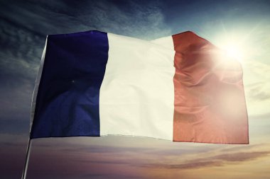 Fransa bayrağı şafak vakti esiyor