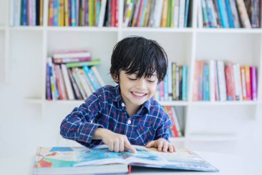 Küçük çocuk komik ifade yüzü ile oturan