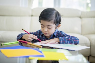 Küçük çocuk komik ifade yüzü ile oturan