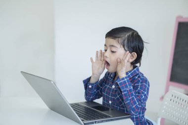 Küçük çocuk komik ifade yüzü ile oturan