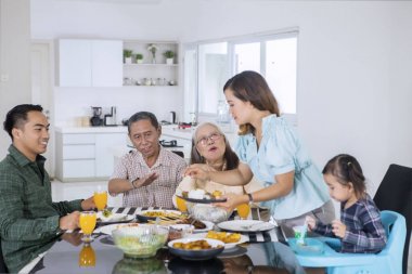 Ailesi için yemek hazırlayan güzel kadın