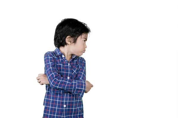 Мальчик смотрит в камеру с высокомерным выражением лица — стоковое фото