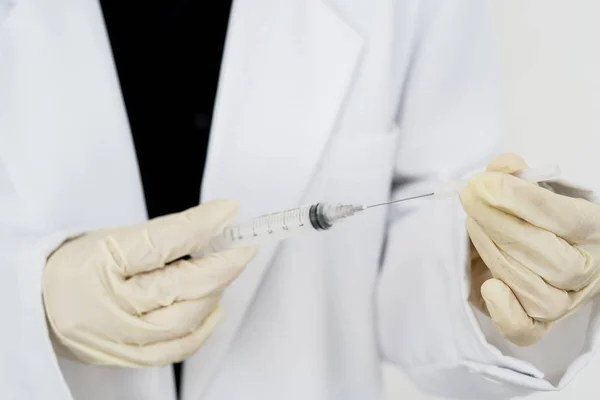 Doctor hands preparing syringe for vaccination — Stock Photo, Image