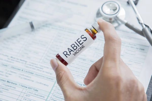 Médico muestra ampolla con palabra de vacuna contra la rabia —  Fotos de Stock