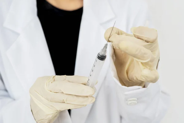 Руки врача, готовящего инъекции для вакцинации — стоковое фото