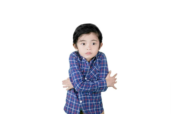 Mały chłopiec siedzi z zabawną twarz ekspresji — Zdjęcie stockowe