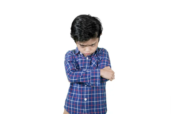Malý chlapec stojící s rozmrzelý výrazem — Stock fotografie