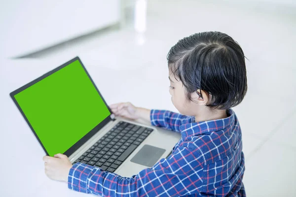 Kleine jongen zitten met grappige expressie gezicht — Stockfoto