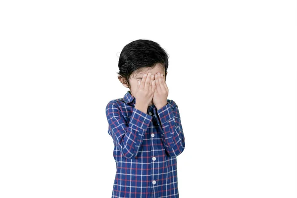 Triste niño cubriéndose la cara en el estudio —  Fotos de Stock