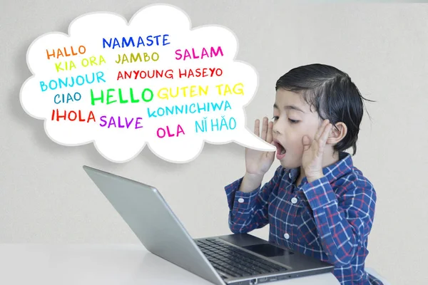 Niño sorprendido gritando con multilingüe —  Fotos de Stock