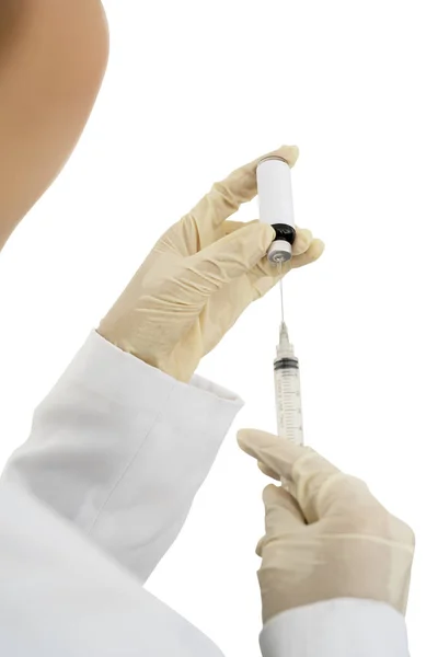 Onbekende arts die een injectieflacon en injectie vasthoudt — Stockfoto