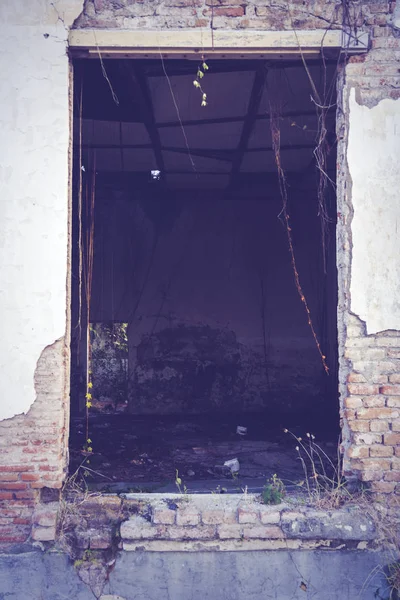 버려진 건물 내부에 창 구멍 — 스톡 사진