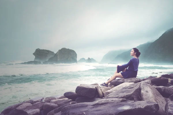 Mujer joven disfrutando de una vista a la playa de Papuma — Foto de Stock