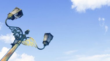 Mavi gökyüzünün altında antik sokak lambası