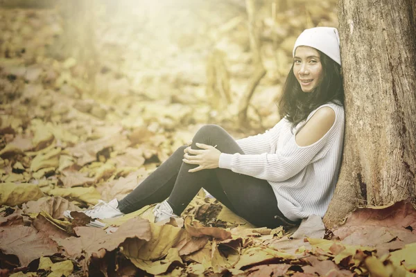 Attraktive Frau lächelt im Herbstpark — Stockfoto